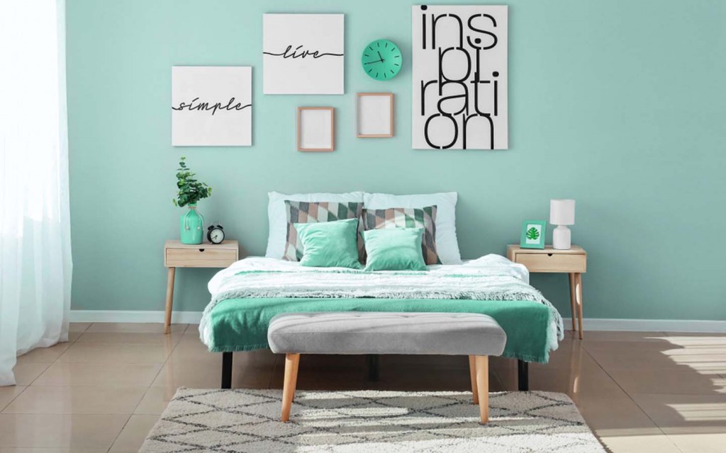 این اتاق خواب با طرح رنگ سبز پاستلی شیک و در عین حال آرام به نظر می رسد